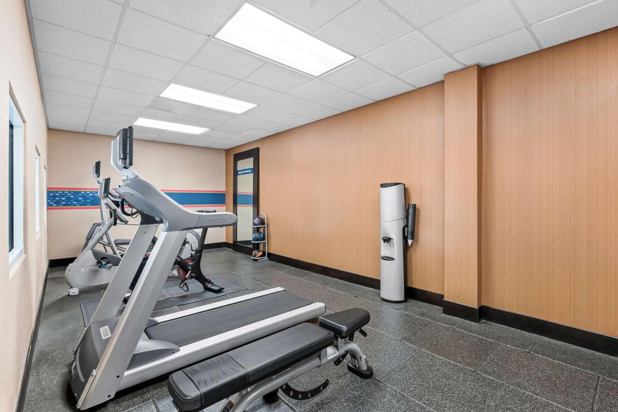 Hampton Inn & Suites Charlotte-Airport Екстер'єр фото