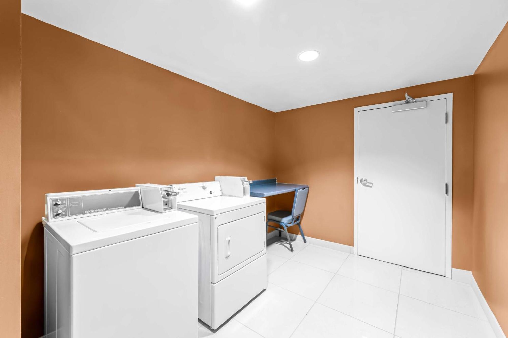 Hampton Inn & Suites Charlotte-Airport Екстер'єр фото